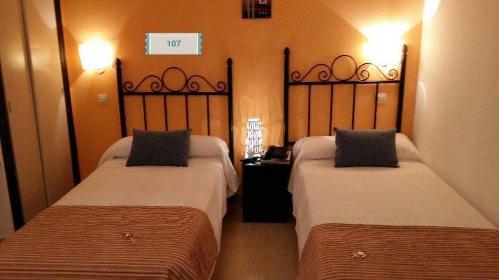Hostal Mainz Piedralaves Bagian luar foto