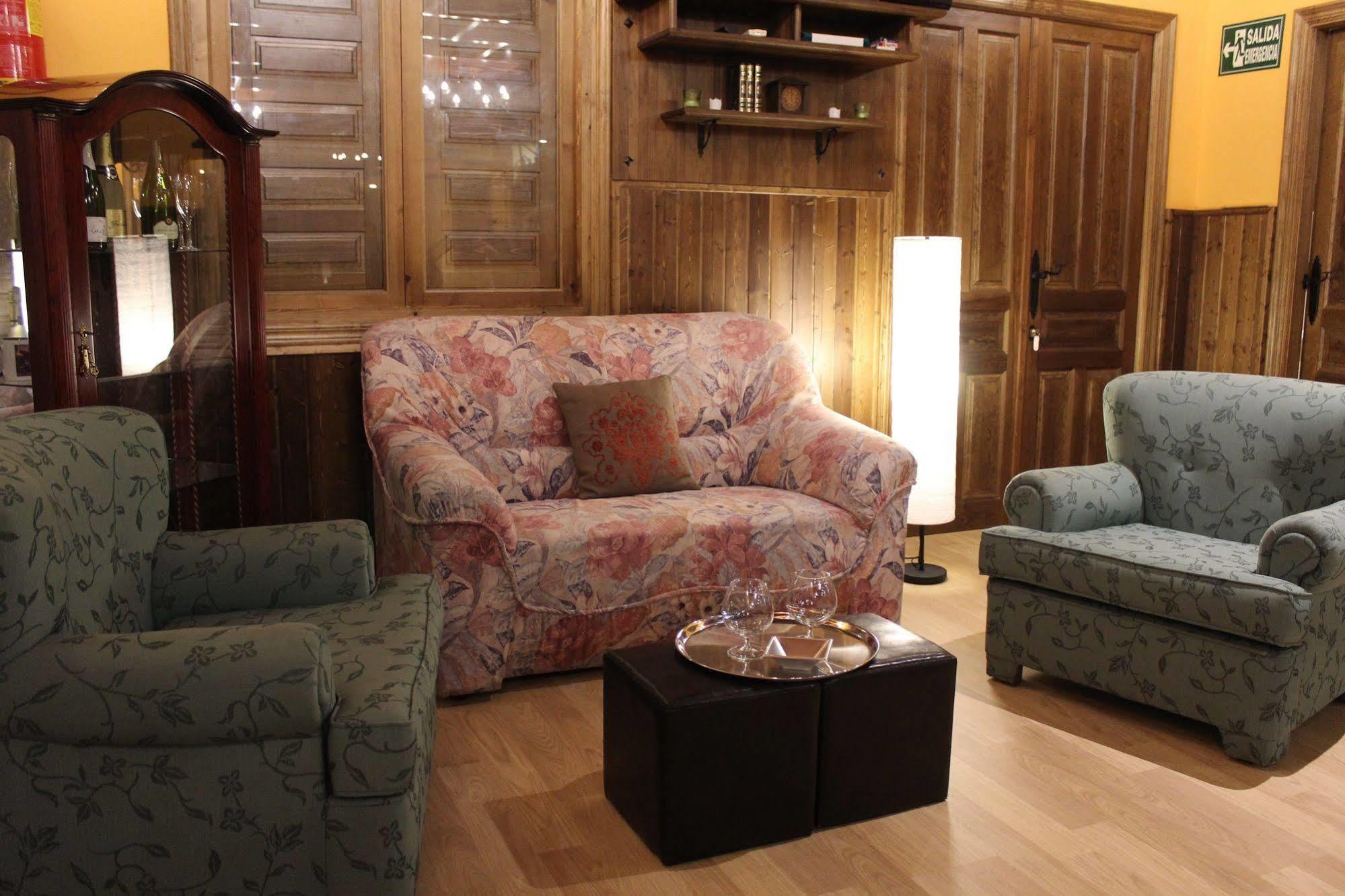Hostal Mainz Piedralaves Bagian luar foto