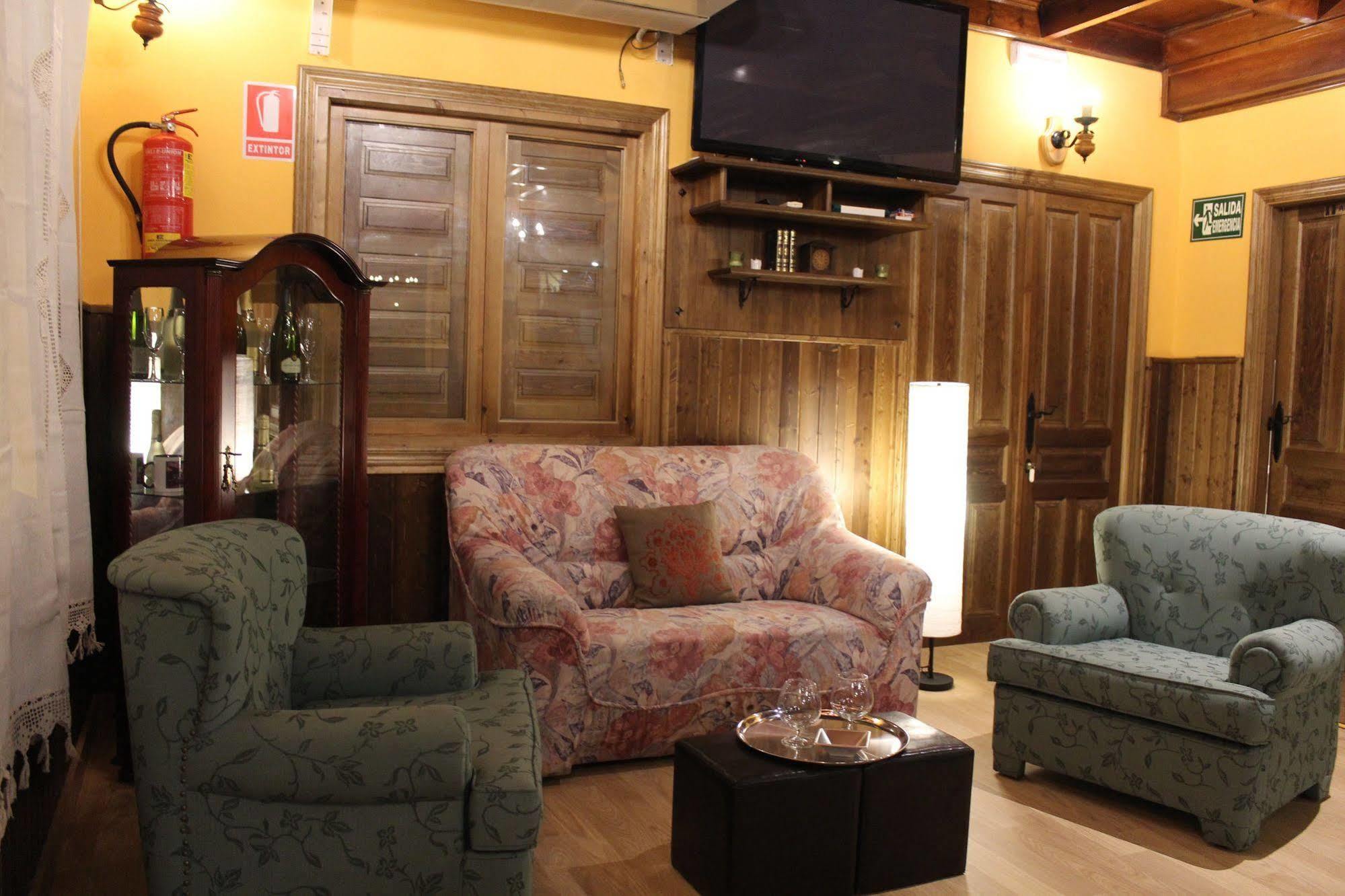 Hostal Mainz Piedralaves Bagian luar foto
