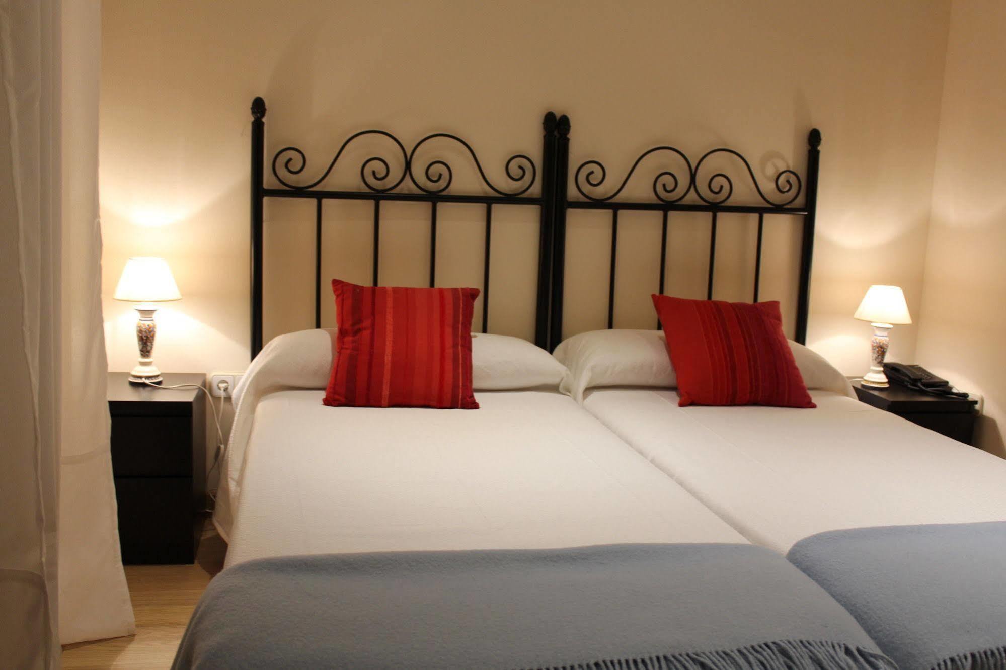 Hostal Mainz Piedralaves Bagian luar foto